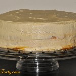 Tort snickers w trakcie zdobienia