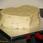 Malnowy biszkopt w ksztalcie serduszka - dekorowanie kremem