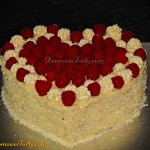 Tort malinowy z kremem z bialej czekolady w ksztalcie serduszka