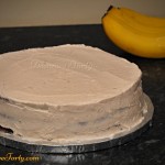 Tort bananowy w czasie zdobienia