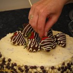 Tort czekoladowy z truskawkami