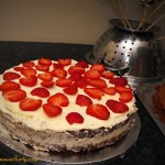 Tort czekoladowy z truskawkami