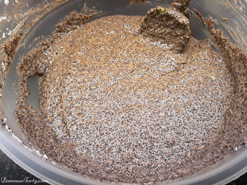 DomoweTorty - Makowiec z kremem śmietankowym i karmelem.