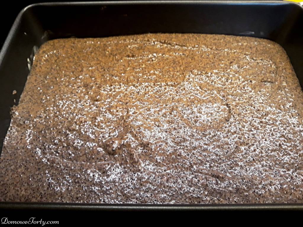 DomoweTorty - Makowiec z kremem śmietankowym i karmelem.