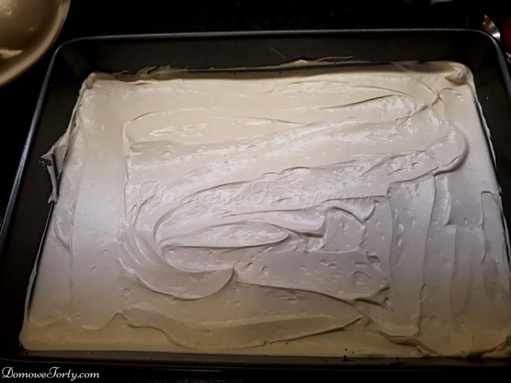 DomoweTorty - Makowiec z kremem śmietankowym i karmelem.