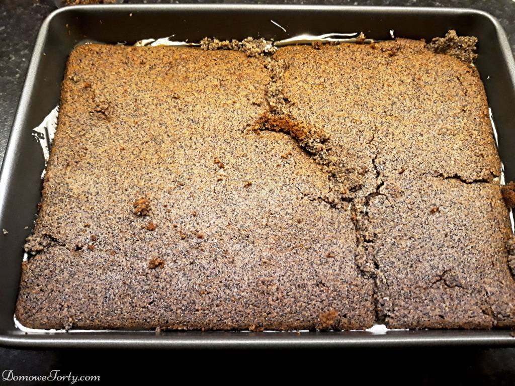 DomoweTorty - Makowiec z kremem śmietankowym i karmelem.