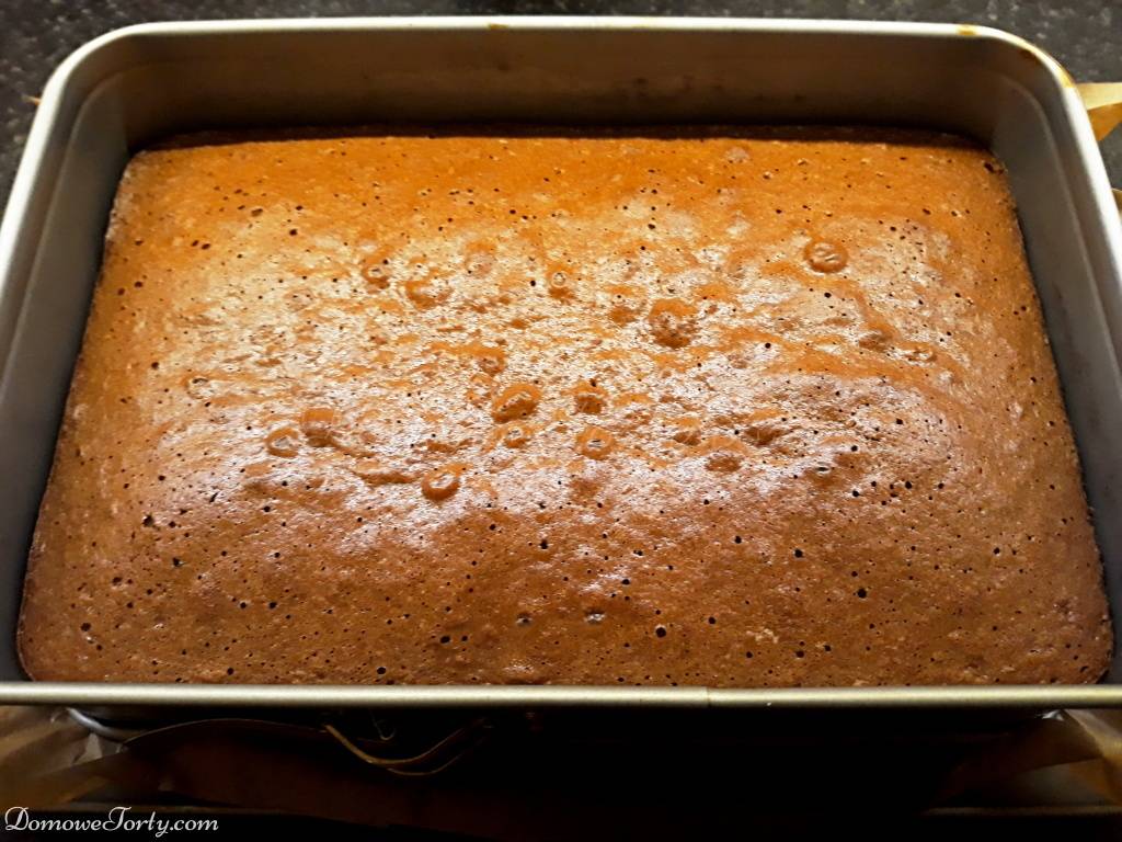 DomoweTorty - Czekoladowe ciasto z kremem śmietankowym.