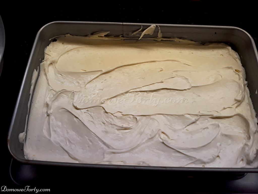 DomoweTorty - Czekoladowe ciasto z kremem śmietankowym.