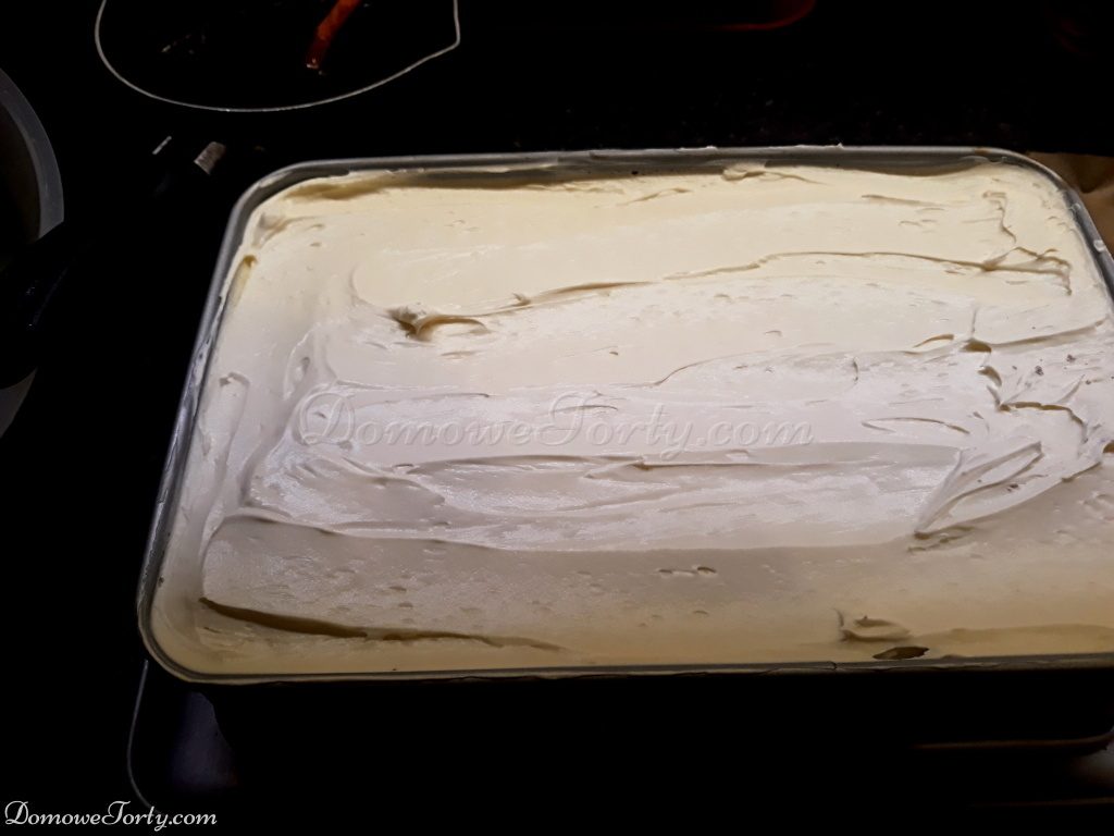 DomoweTorty - Czekoladowe ciasto z kremem śmietankowym.